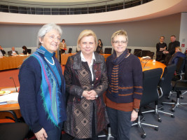 Foto: Die Gesundheitspolitische Sprecherin der SPD-Bundestagsfraktion Hilde Mattheis gratulierte ihren beiden Stellvertreterinnen Heike Baehrens und Sabine Dittmar zur Wahl.