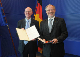 Bundestagspräsident Norbert Lammert überreicht Walter Kolbow, ehemaliger Bundestagsabgeordneter und Staatssekretär a.D., das Bundesverdienstkreuz.