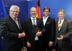 MdB Frank Hofmann, MdB Florian Pronold und MdB Martin Burkert gratulieren Walter Kolbow.