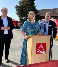 Sebastian Roloff, MdB, Dr. Carolin Wagner, MdB, und Carsten Träger, MdB, (v.r.n.l.) bei der Kundgebung der Streikenden der Firma Schabmüller in Berching (Foto: privat)